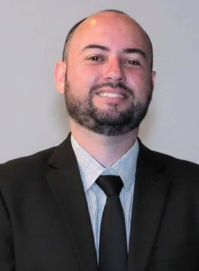 Johnes Hebert, de terno escuro e gravata